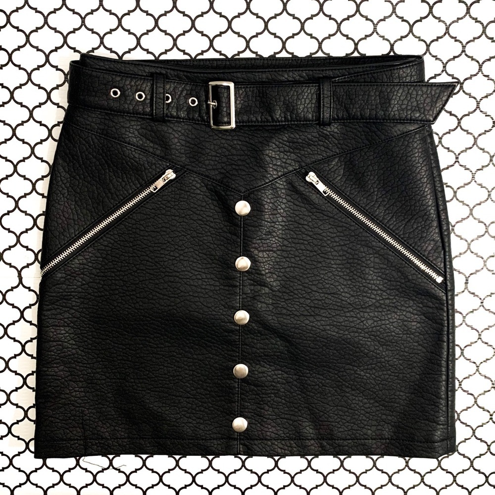 NEW Edgy faux leather mini skirt - XS